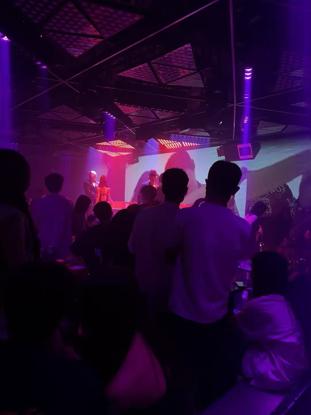 今晚在The Loft听现场，紫光打在脸上像被施了魔法封面图