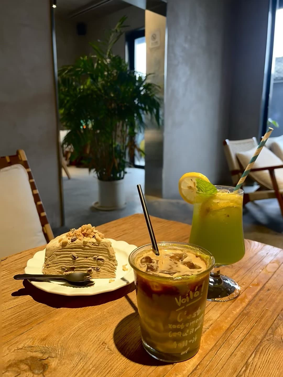 下午茶时间到！焦糖千层+青柠气泡水，木桌配绿植太治愈了封面图