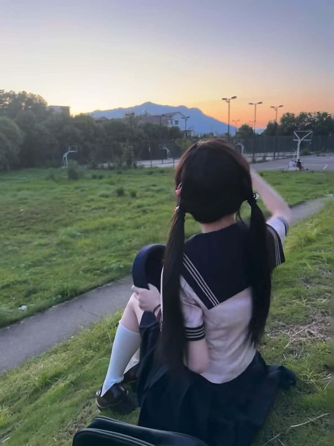 放学后蹲在操场边看日落，连风都带点甜封面图