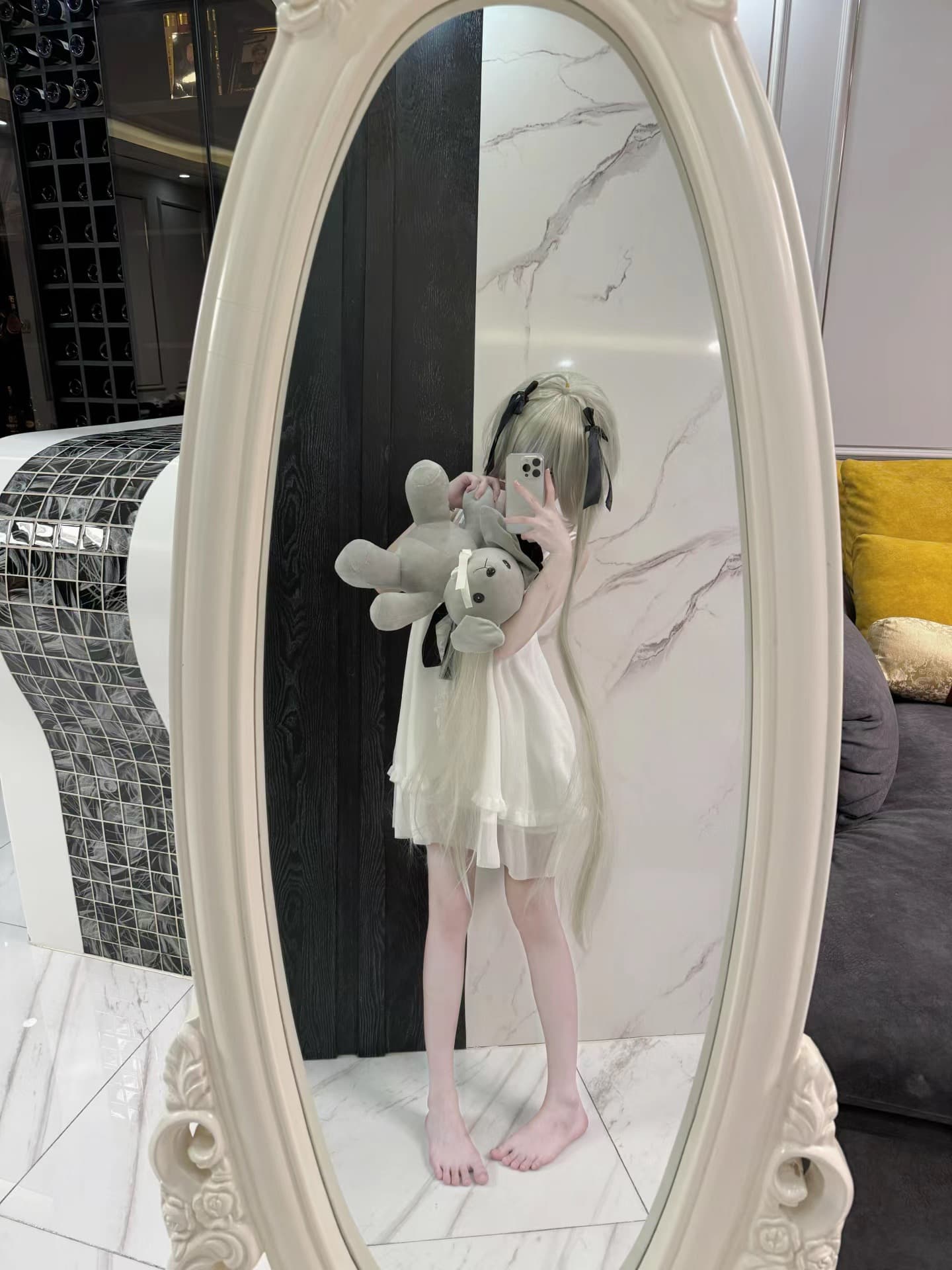 今天在镜子前偷拍自己,像从动漫里走出来的日常 🌸封面图