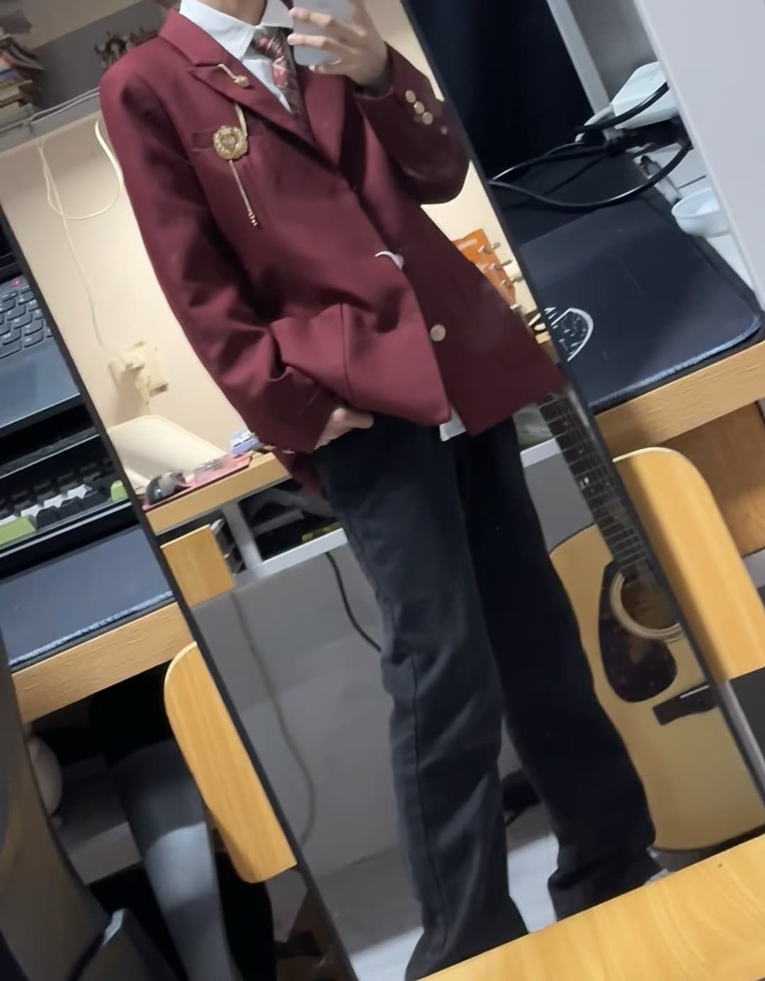 今天穿校服去打工？不，是去琴行兼职收银…顺便被吉他店老板夸了发型封面图