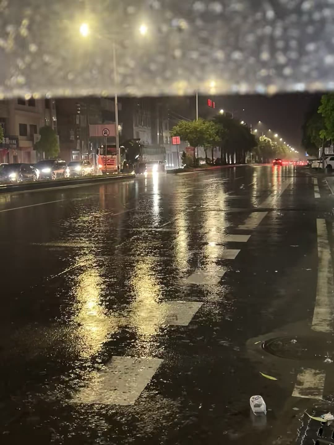 雨夜通勤，路灯在水洼里碎成一片金箔✨封面图