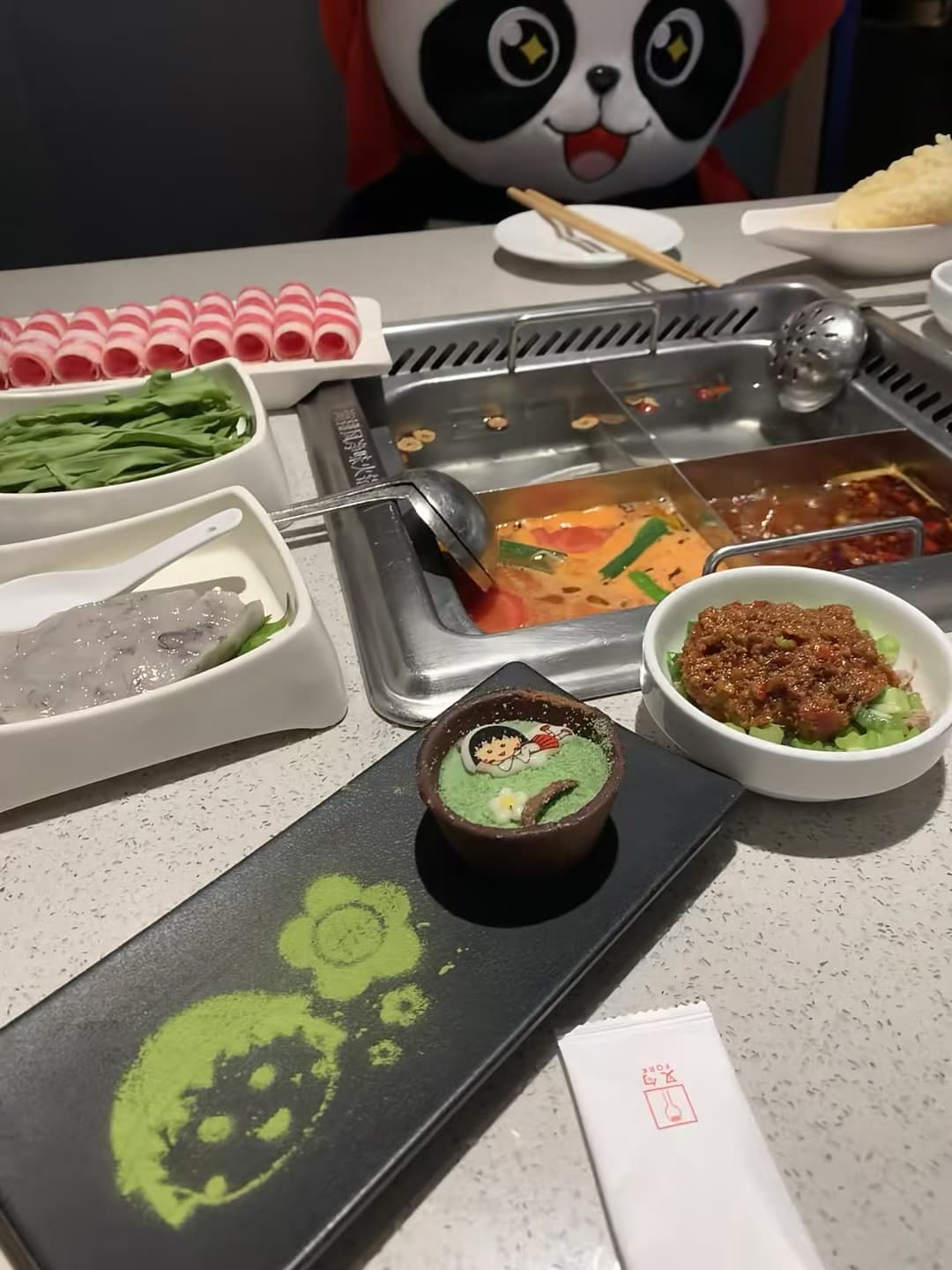在City Center新开的熊猫主题火锅店，连甜品都印着小丸子…今天吃撑了封面图
