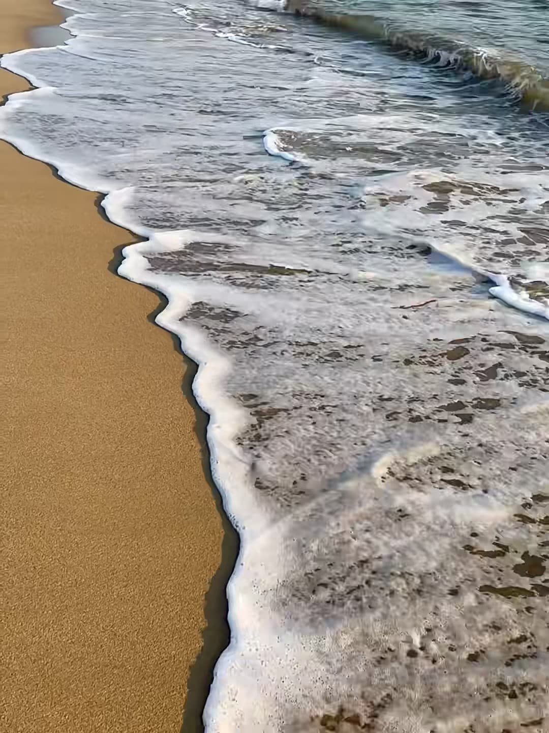 退潮时的沙痕，像大海写给岸的情书 🌊封面图