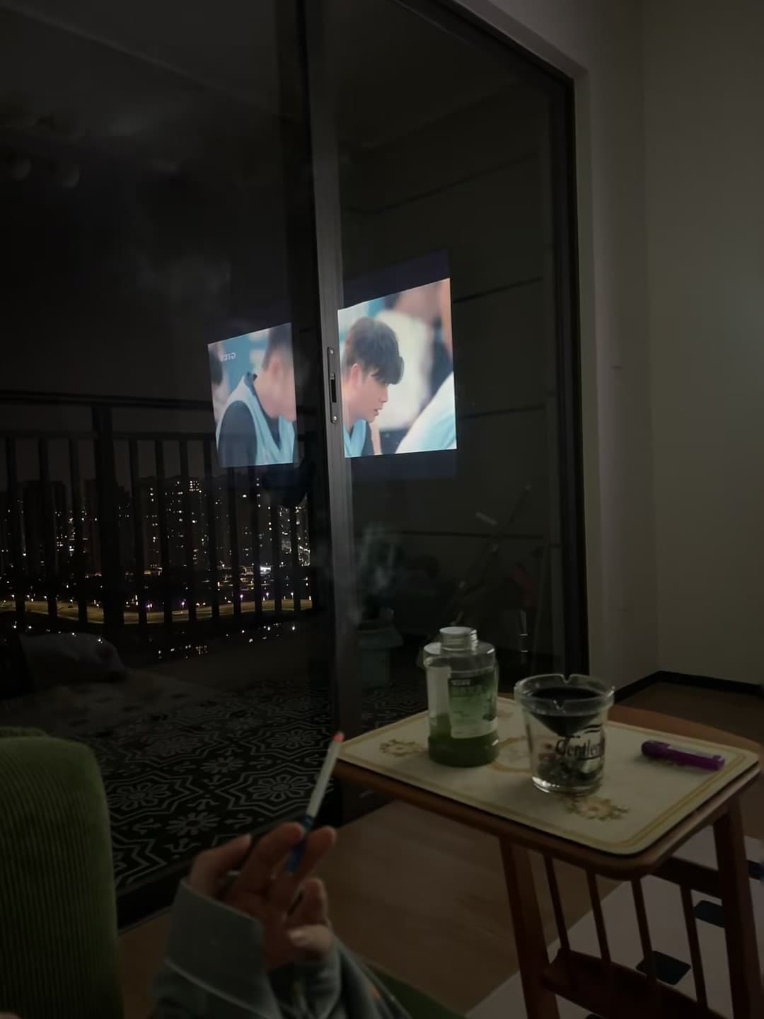 深夜追剧+手抖点烟，这破窗玻璃比我的人生还反光封面图