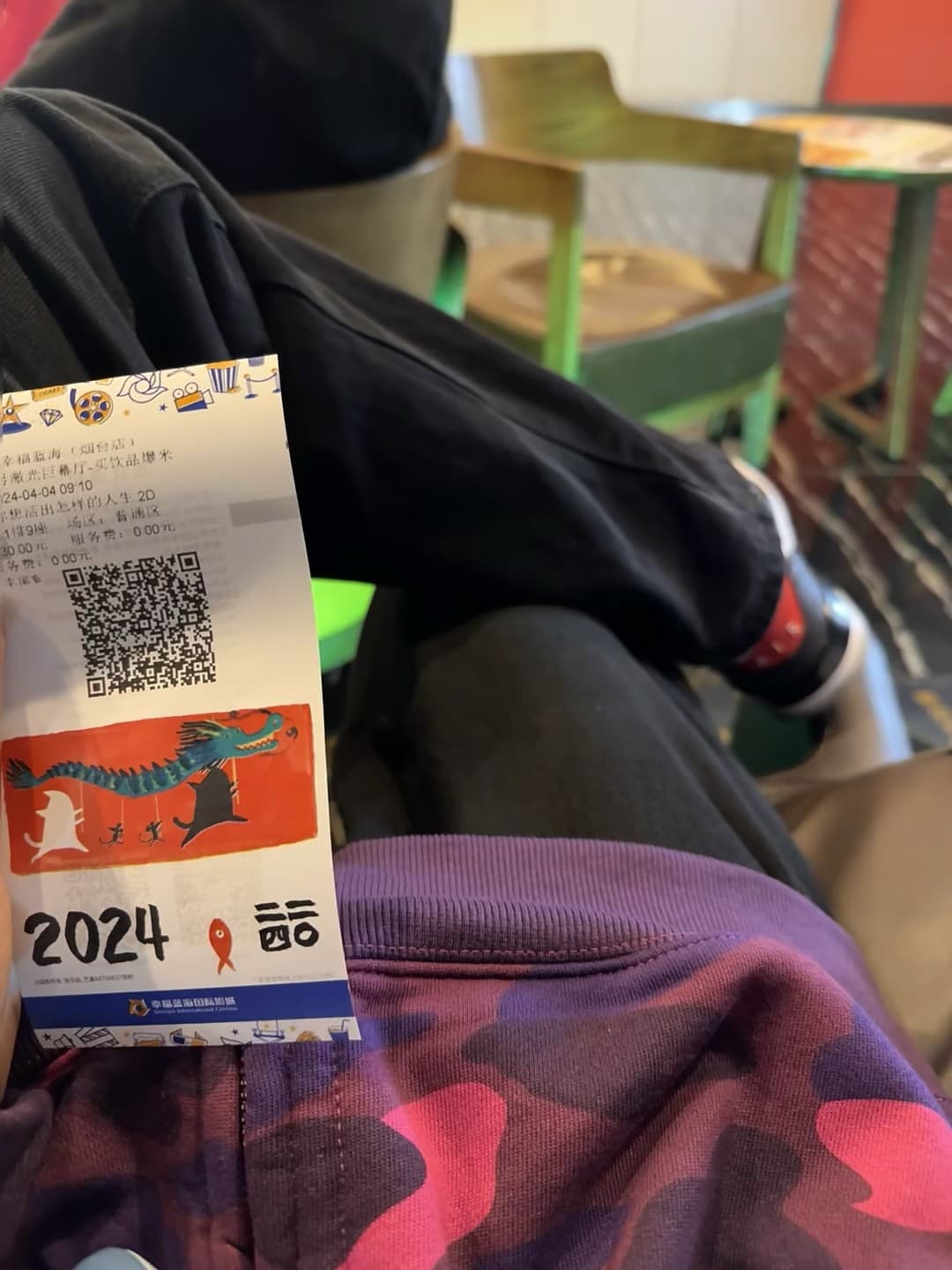 今天在便利店买龙年限定贴纸，结果被隔壁小哥偷看我手机二维码…封面图