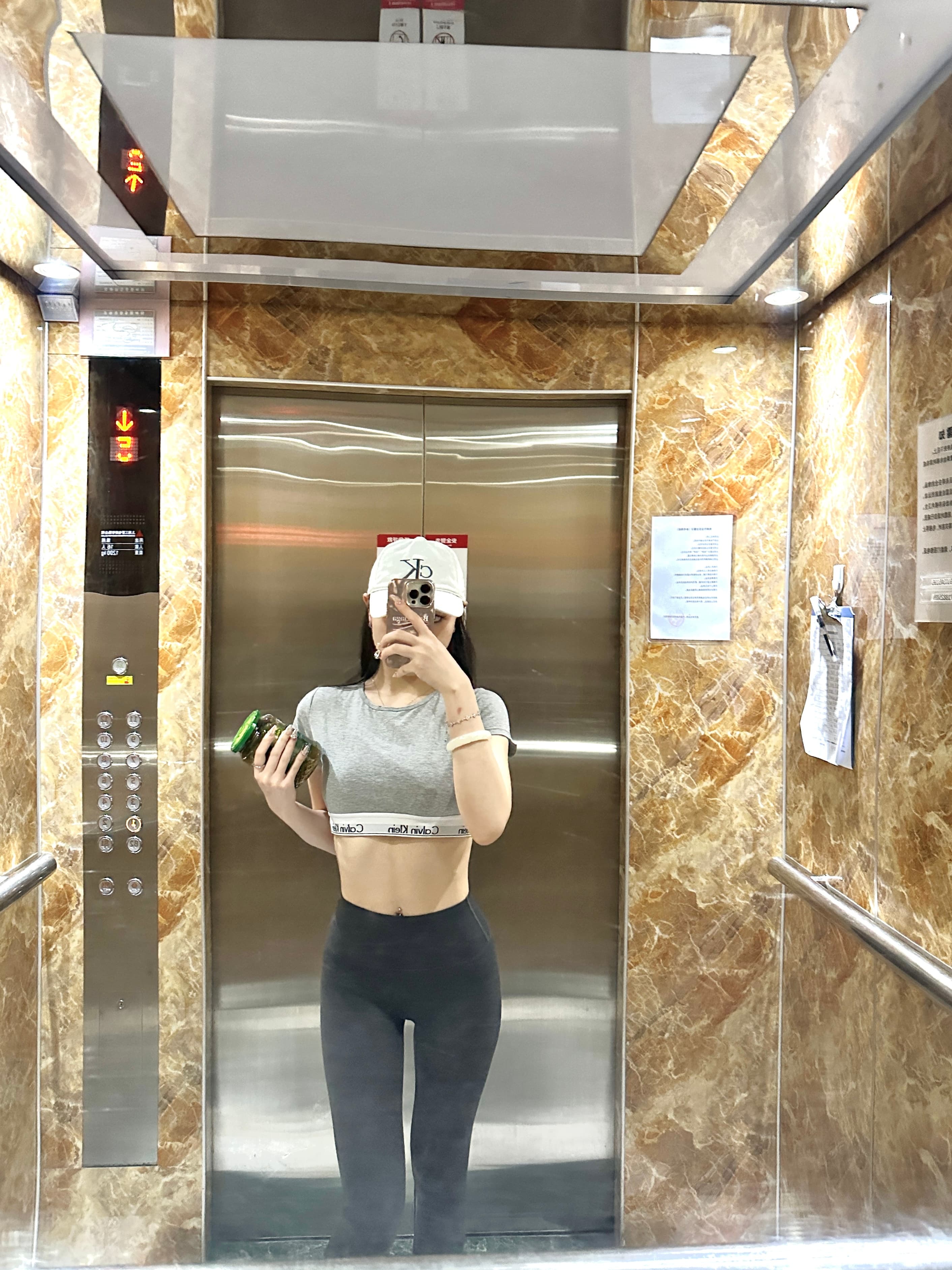 电梯镜子里的日常：今天穿了Calvin Klein，但瓶里是楼下超市买的腌黄瓜封面图