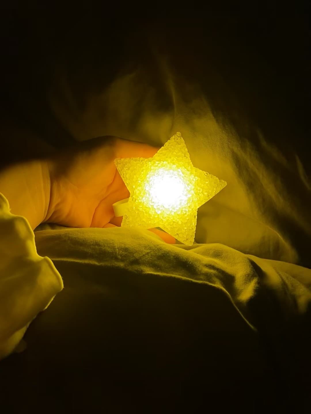 深夜被小星星偷走心，今晚的床头灯是宇宙给的温柔封面图