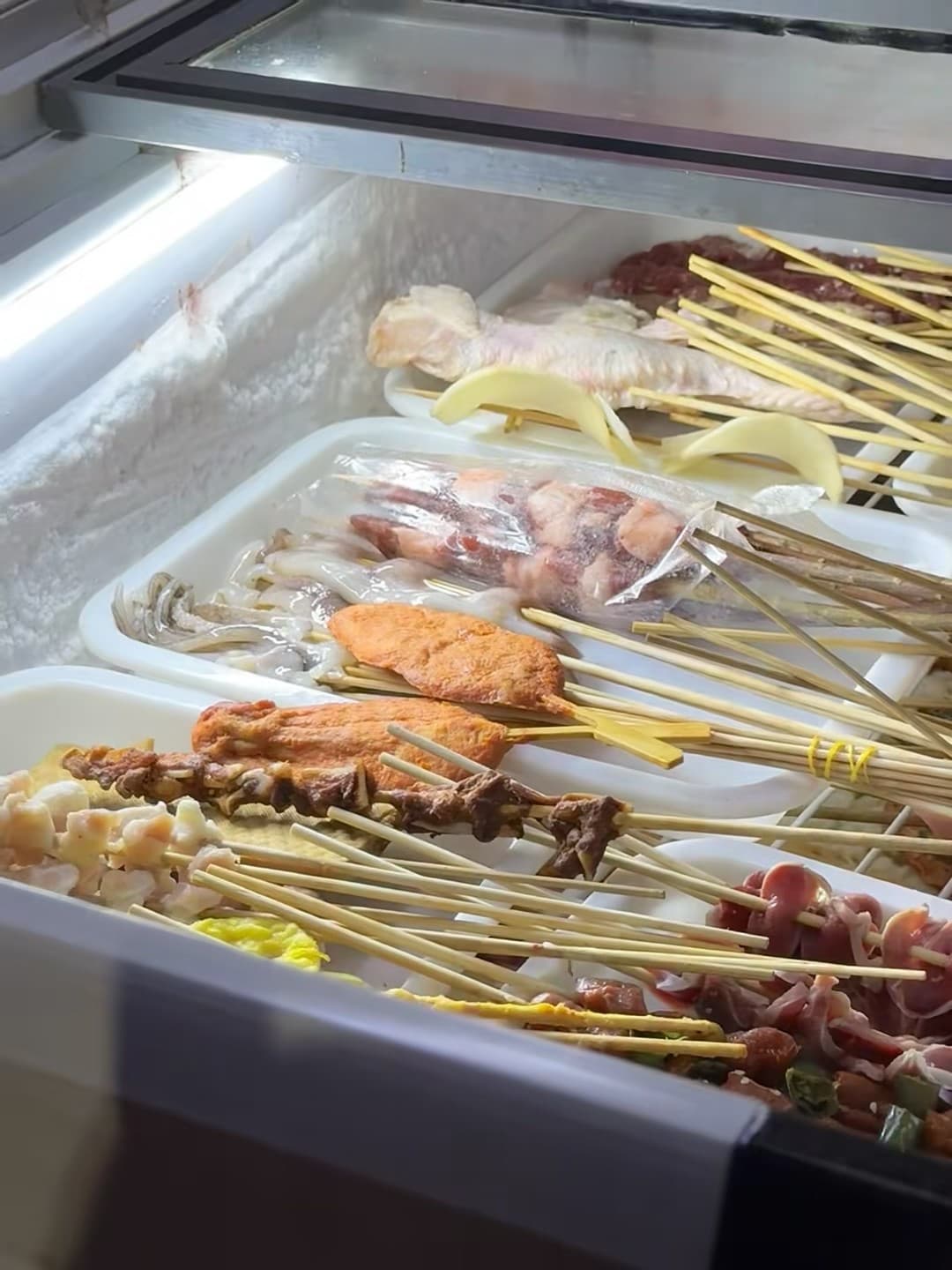 路过街边冰柜发现宝藏串串摊！冷冻层里藏着整只鸡翅和鱿鱼圈，今天在老城区小巷口被治愈了封面图