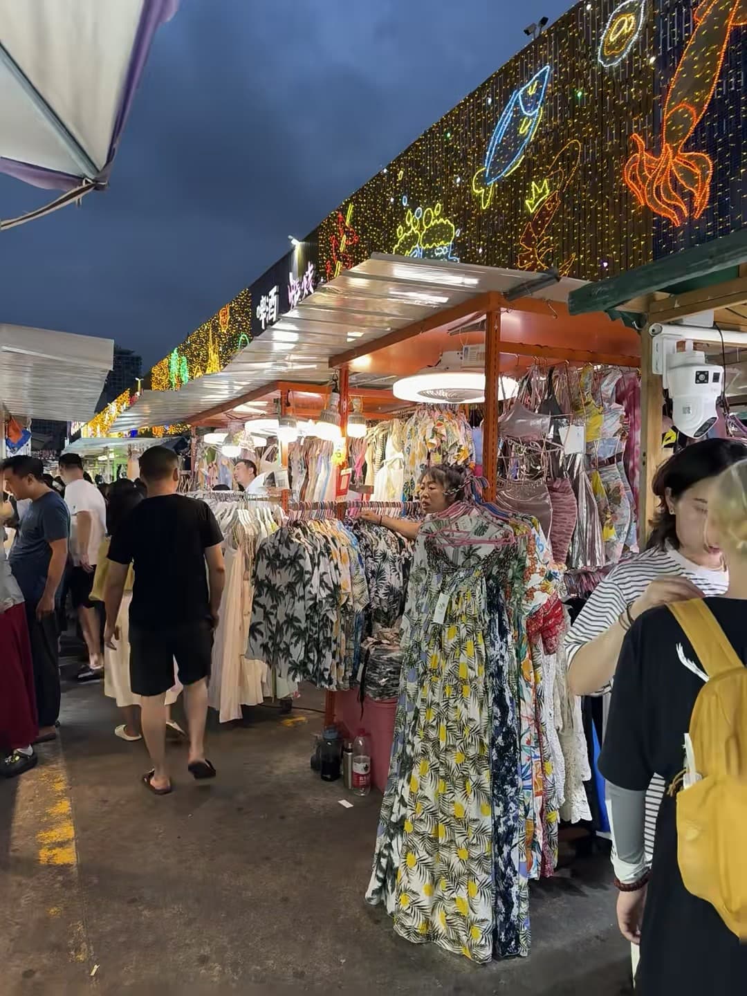 夜市摊位前被这件柠檬叶长裙勾住，老板娘说‘试试看？’封面图