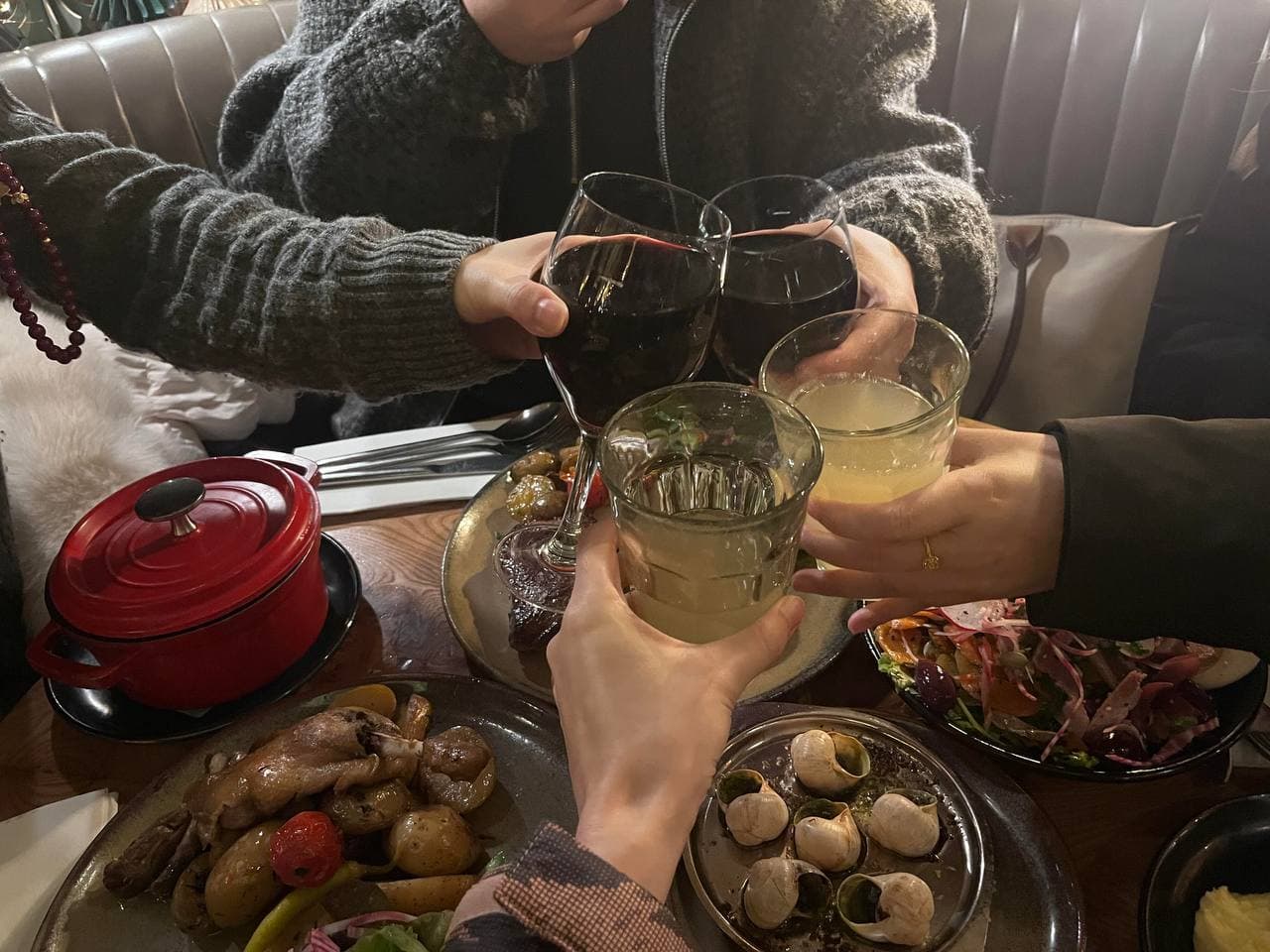 今晚在Le Petit Bistrot碰杯，蜗牛壳都热乎着呢封面图