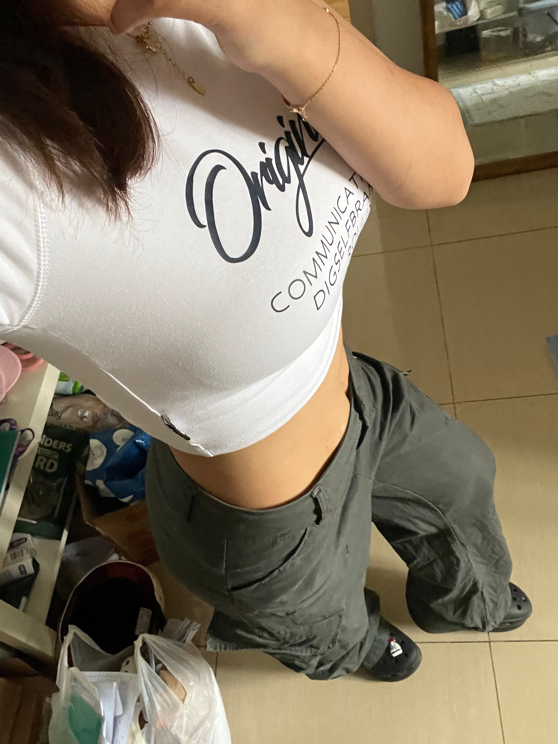 今天穿了件刚买的短款T，配工装裤+Crocs——通勤路上被问了3次在哪买的封面图