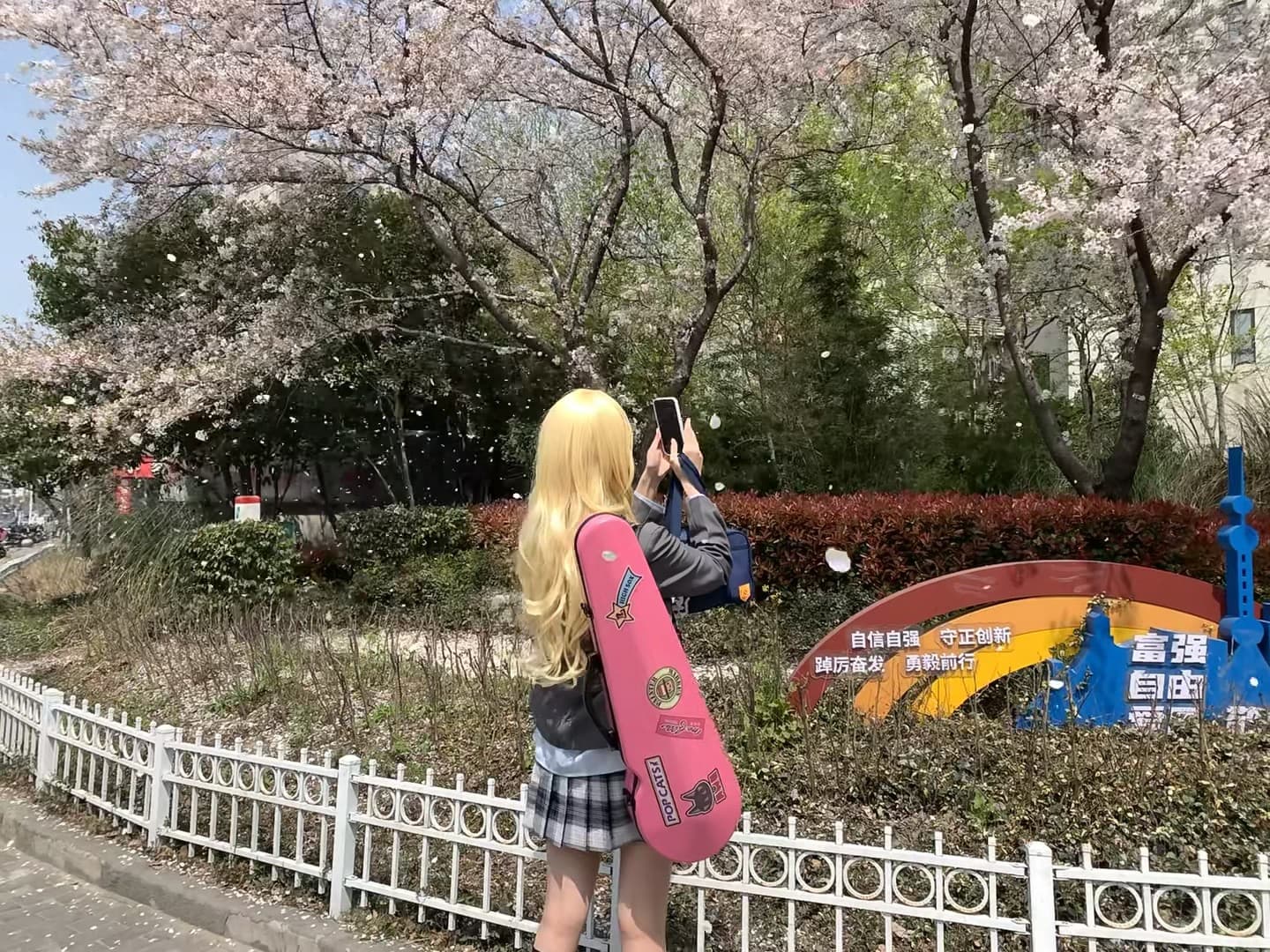 樱花季的随手一拍|粉琴盒配金发,今天在校园边拍到自己像动漫主角封面图