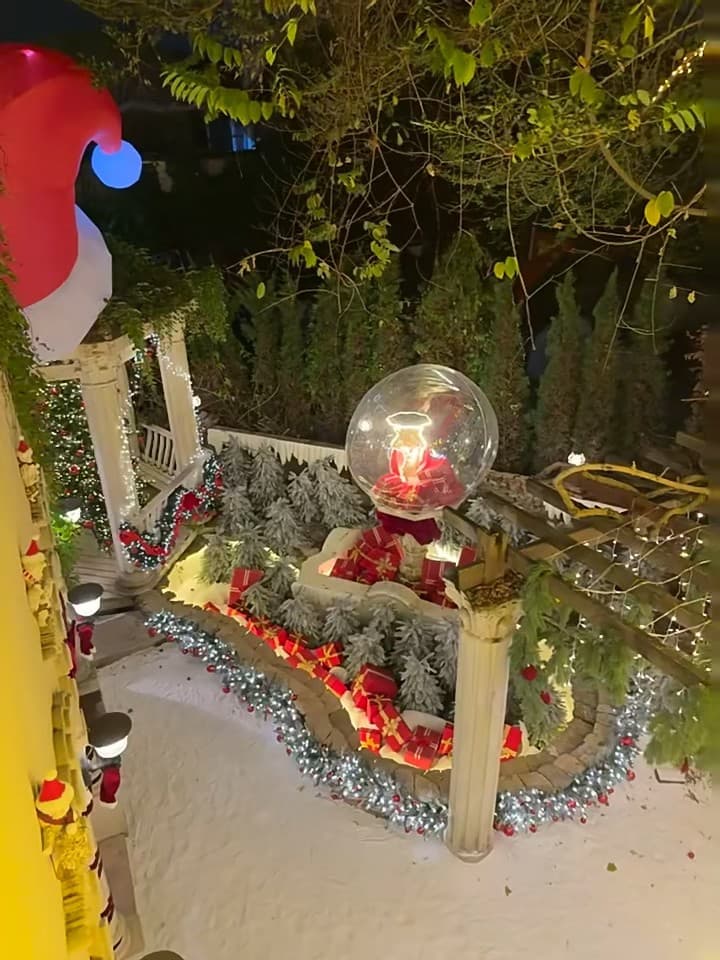 今晚路过邻居家的圣诞小宇宙，被这个玻璃球里的小圣诞老人萌到失语…封面图