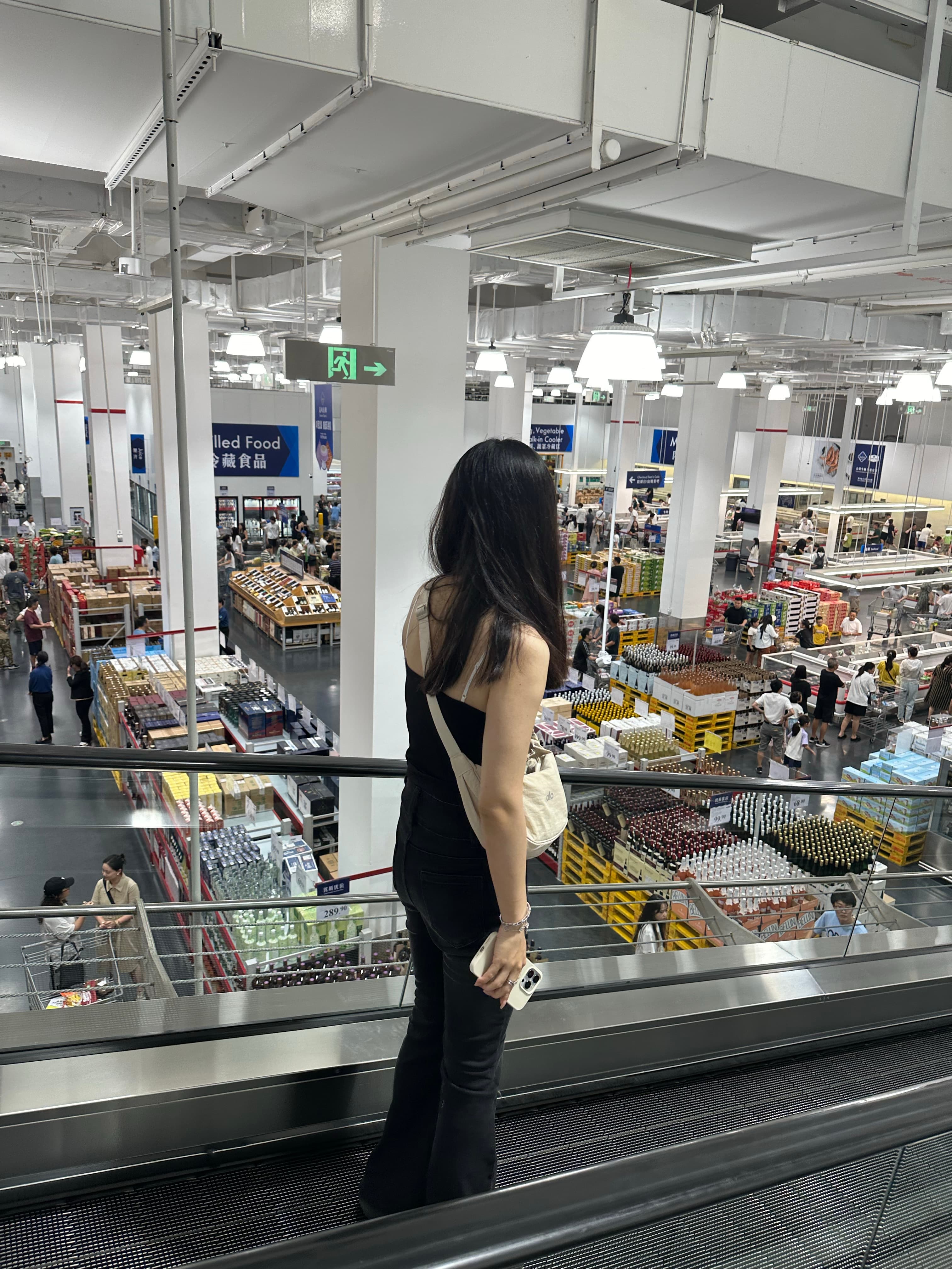 在超市高处看人潮，像看一场无声的日常戏剧封面图