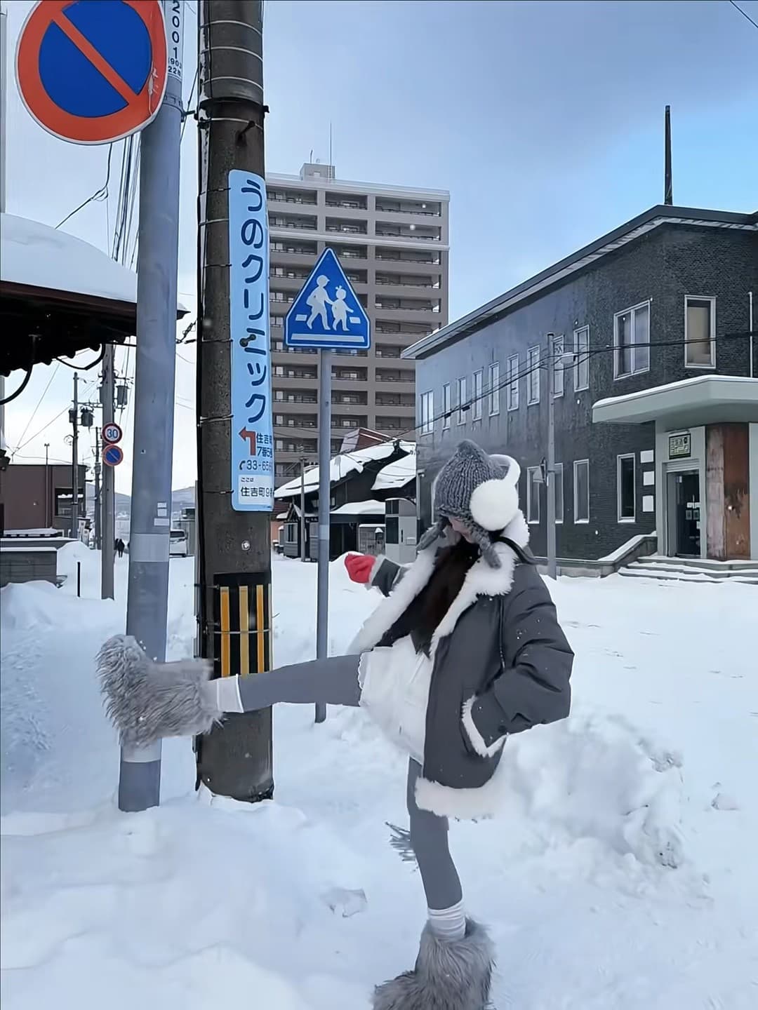 雪天踢腿式自拍失败现场…但毛茸茸的靴子真的太配雪景了封面图