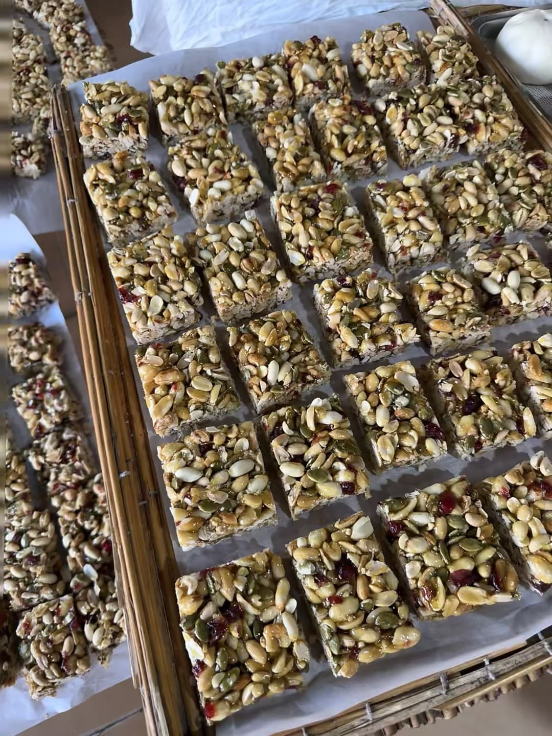 今天在社区市集捡到一整盒坚果能量块！谁懂啊，咬一口全是阳光和秋日风味封面图
