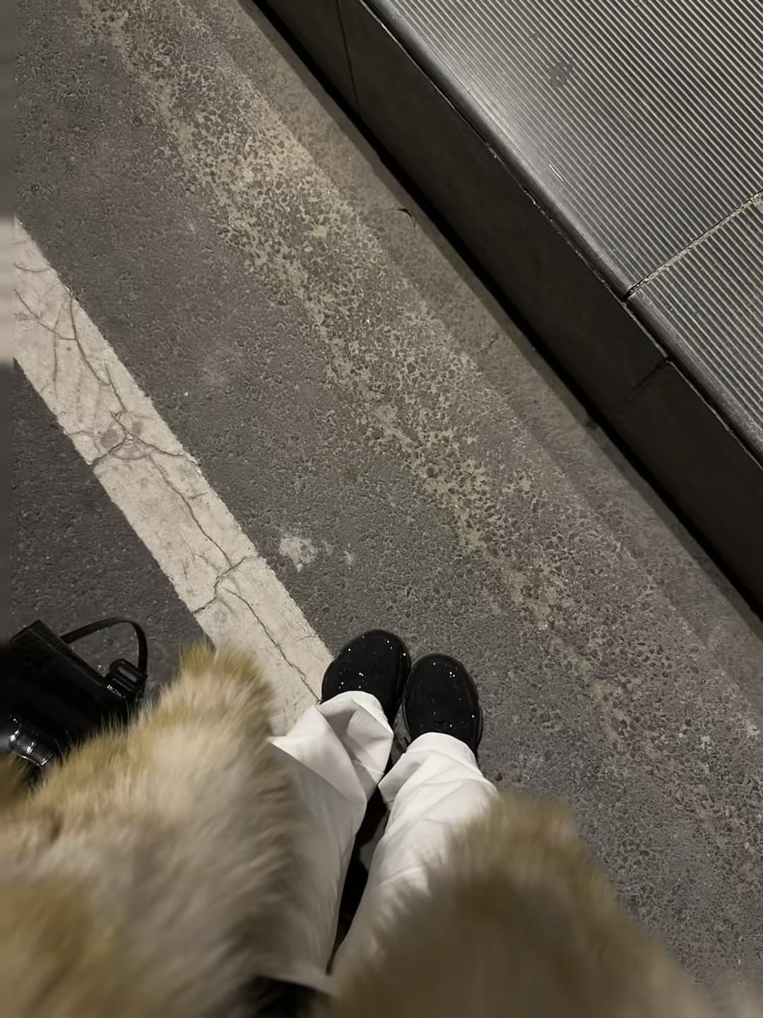 地铁口等车时低头发现：白裤子配黑鞋，像极了我上周被雨淋湿的梦封面图