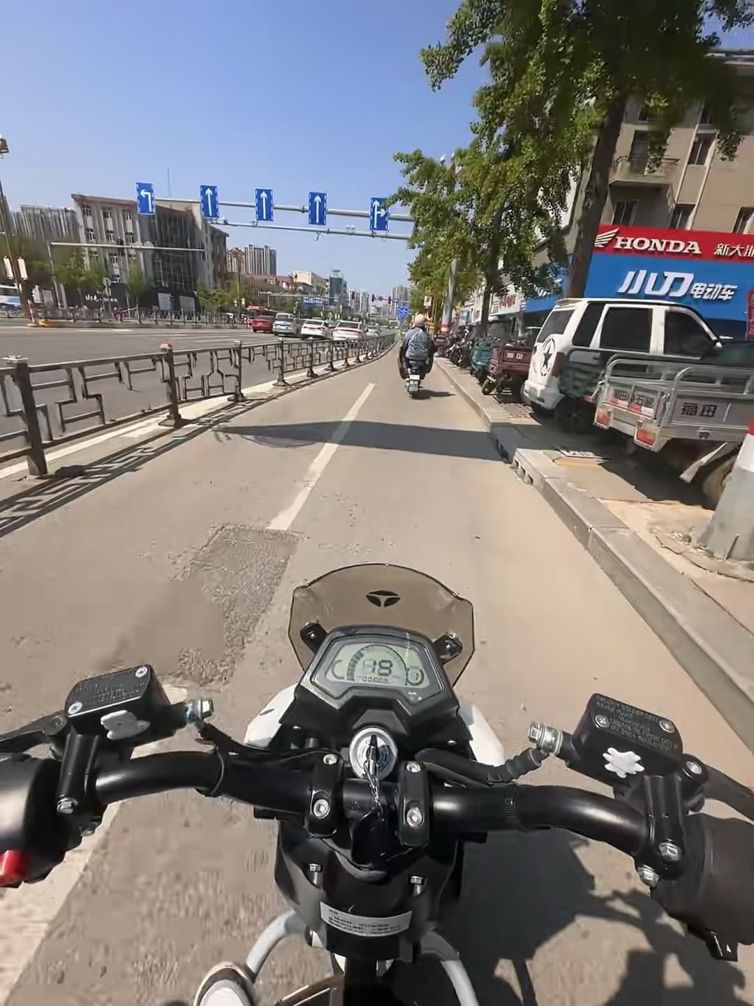 通勤电车第187天：48km/h，后视镜里是今天的风和云封面图
