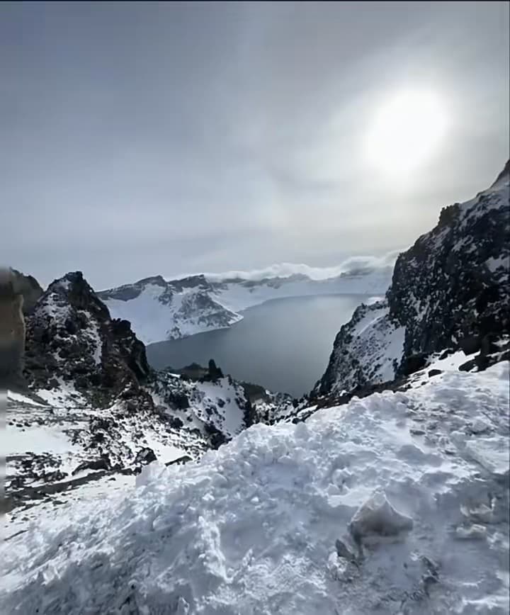 雪天徒步去打卡火山口湖，脚底打滑像在玩雪地版碰碰车封面图