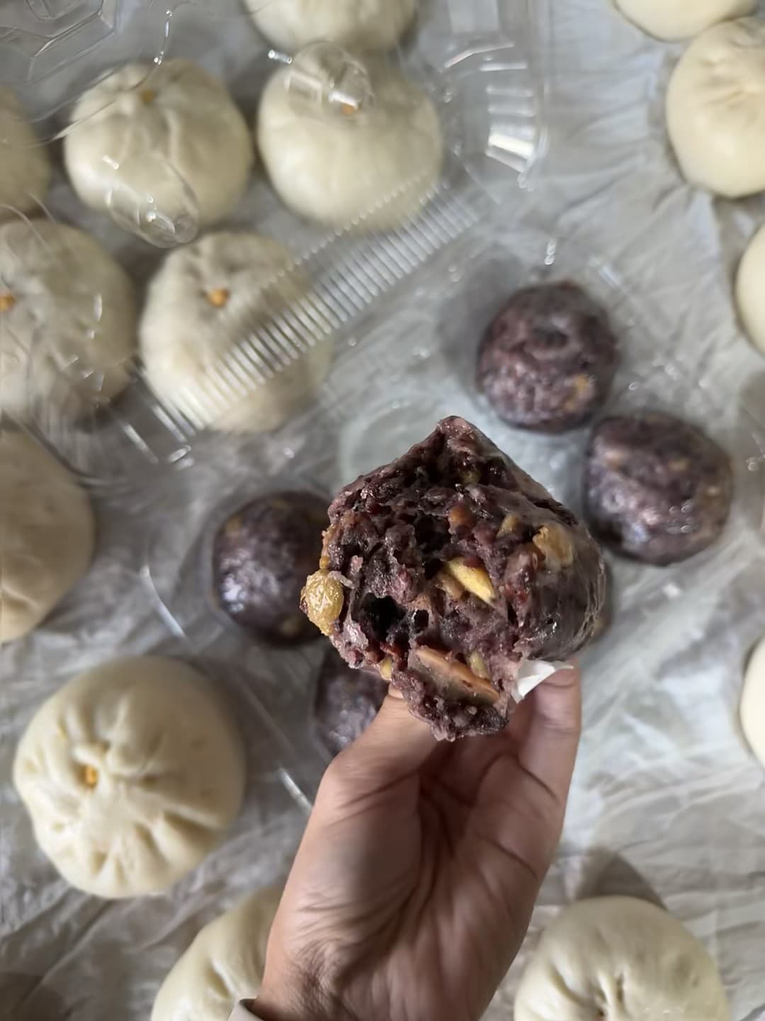 今天在社区小摊顺手买了紫米包，咬开瞬间被香到！封面图