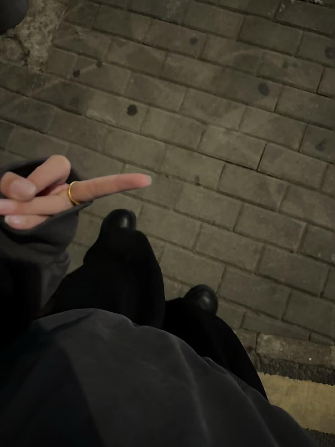 夜巡街角，指节微凉但心是暖的 🌃封面图