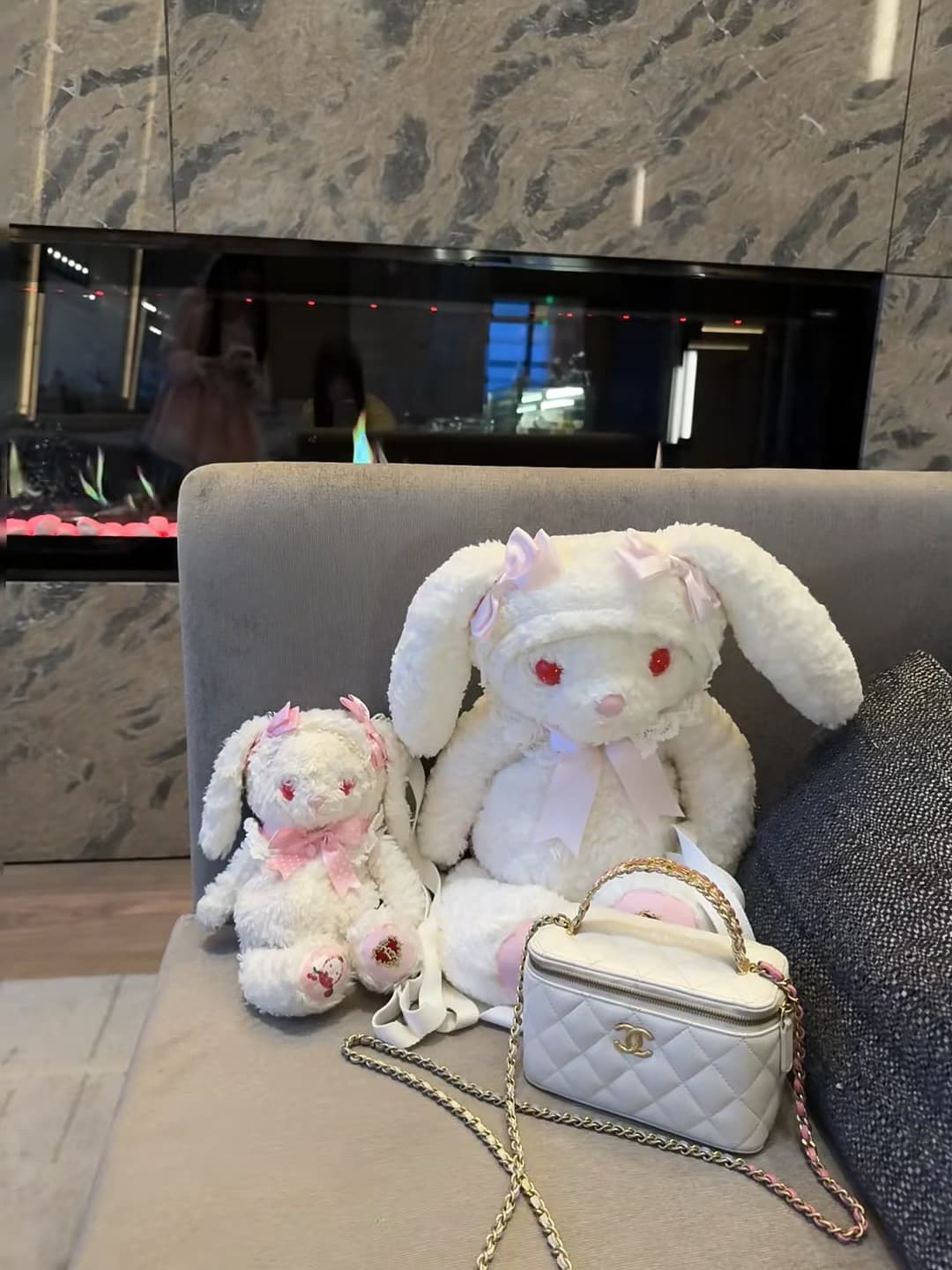 沙发角落的童话时刻 🐰✨ 白兔们今天也营业了封面图