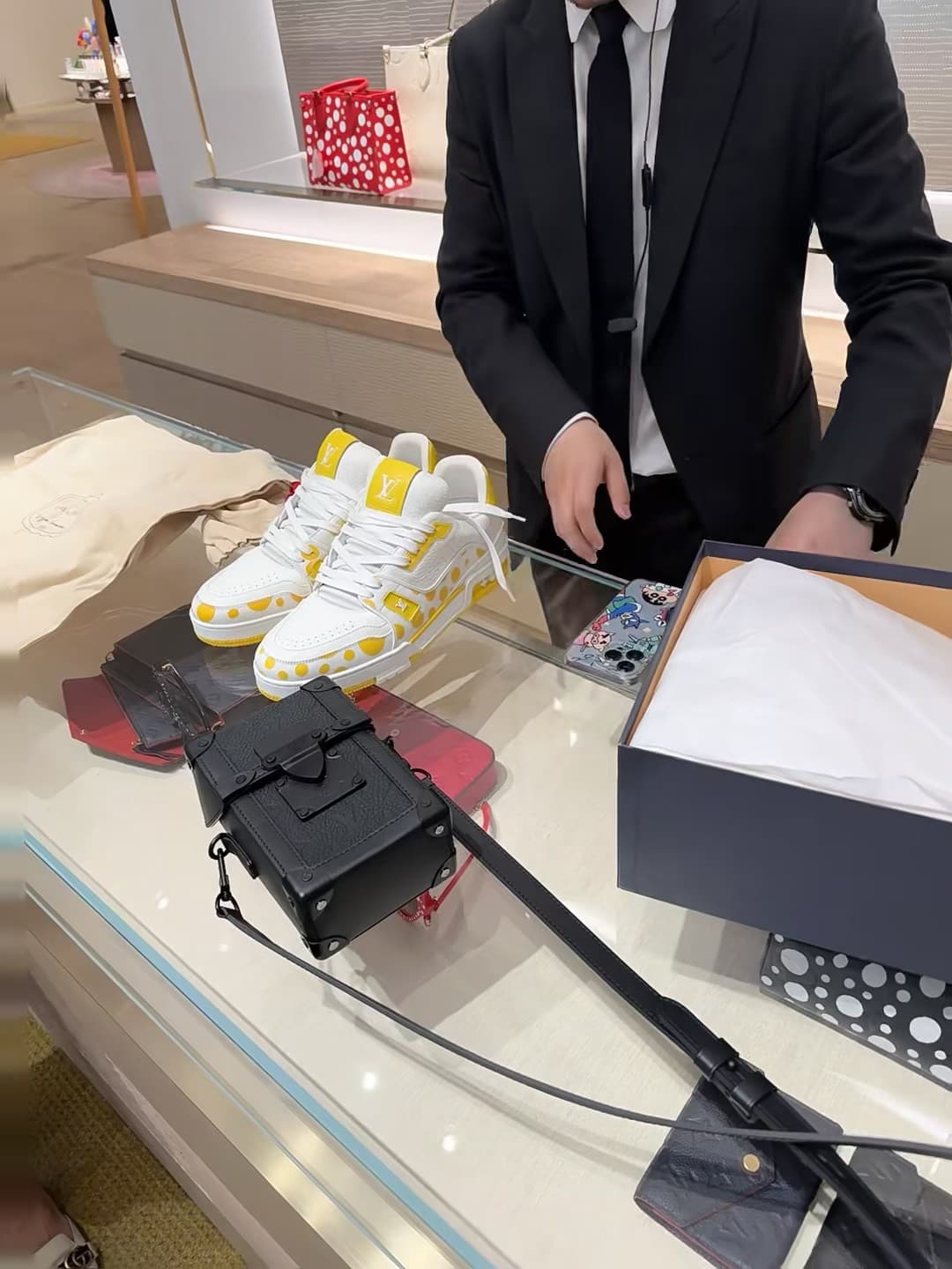 今天在 Louis Vuitton 店里被这双黄波点鞋闪到了…谁懂啊！封面图