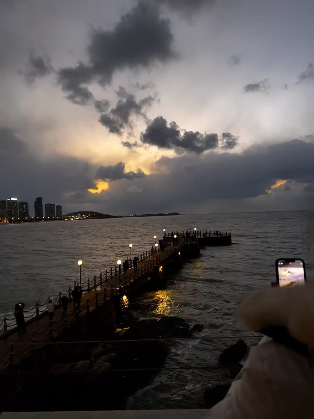 黄昏码头的光，比手机里存的还暖封面图