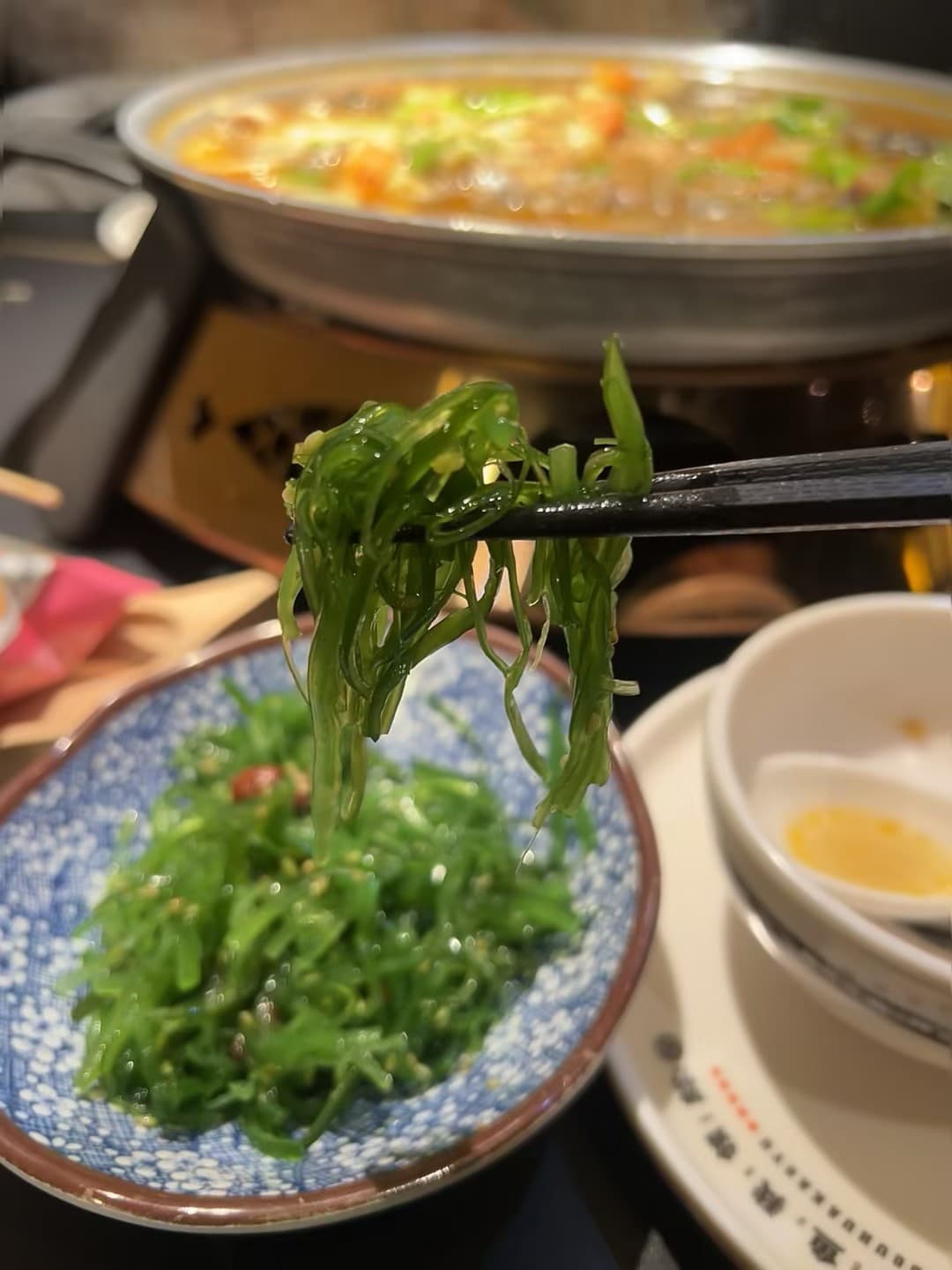 筷子夹起海藻的瞬间，突然想家了…但这是本地小馆子的深夜治愈封面图