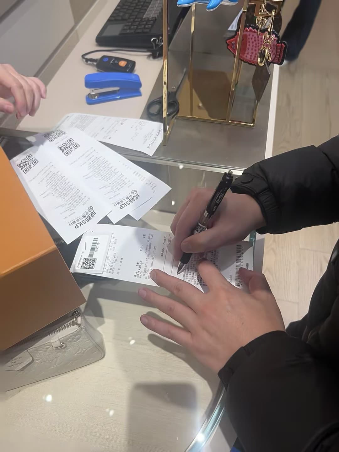签字时手抖了三下…终于把LV收据签完，这流程比买咖啡还复杂封面图