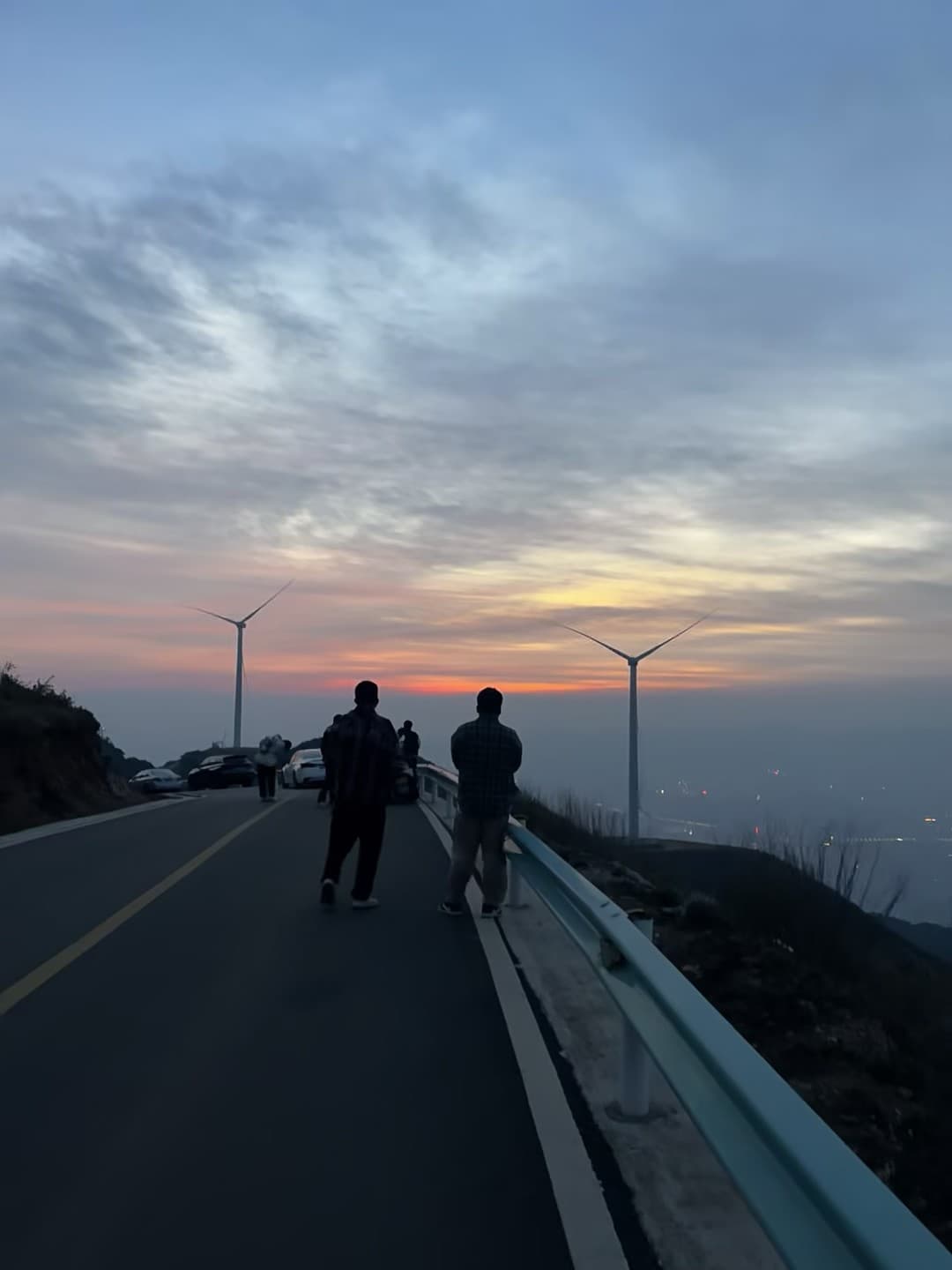 日落时分山顶风车群，随手一拍像电影截图 🌅封面图