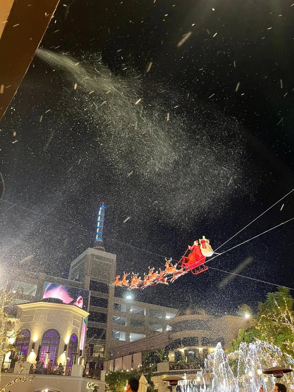 今晚街头飘雪,圣诞老人竟从天而降!🎄✨封面图