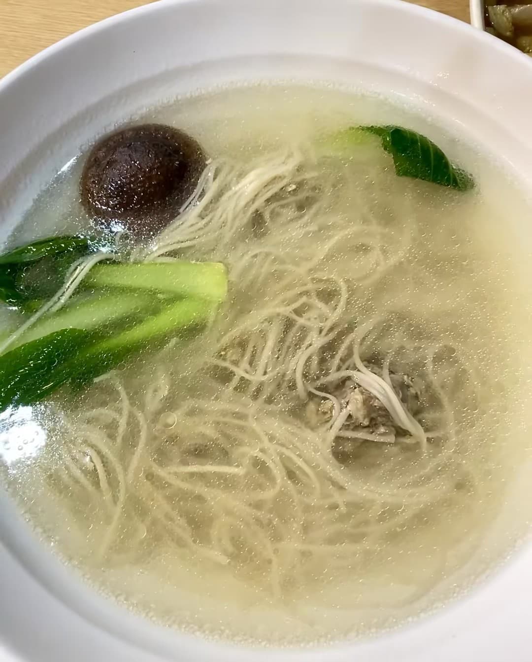 今天在街角小馆子啃了碗香菇青菜面，汤头清得能照镜子封面图