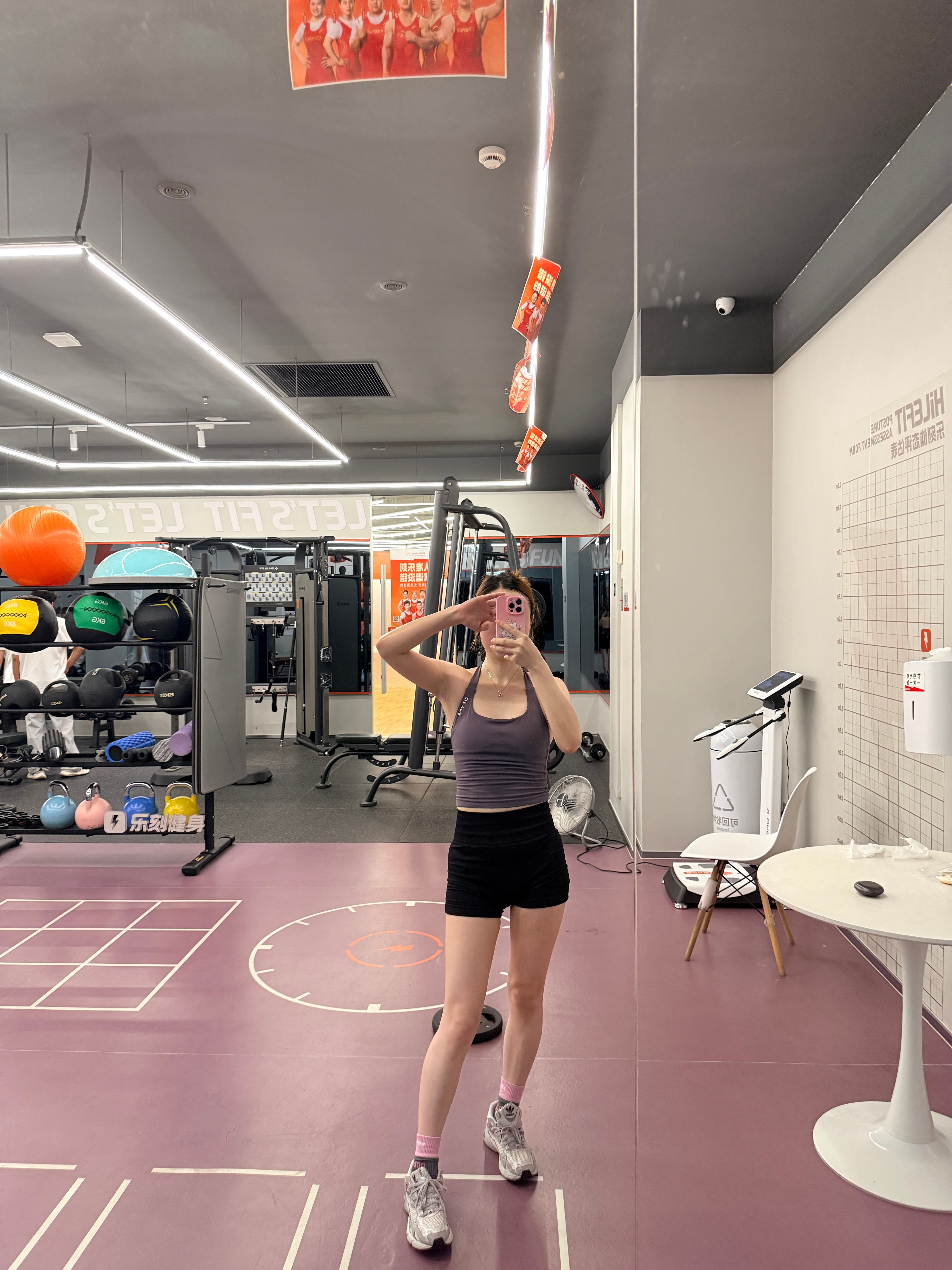 健身后照镜子突然发现：原来我连自拍都开始带点‘运动风’了 🧘‍♀️封面图
