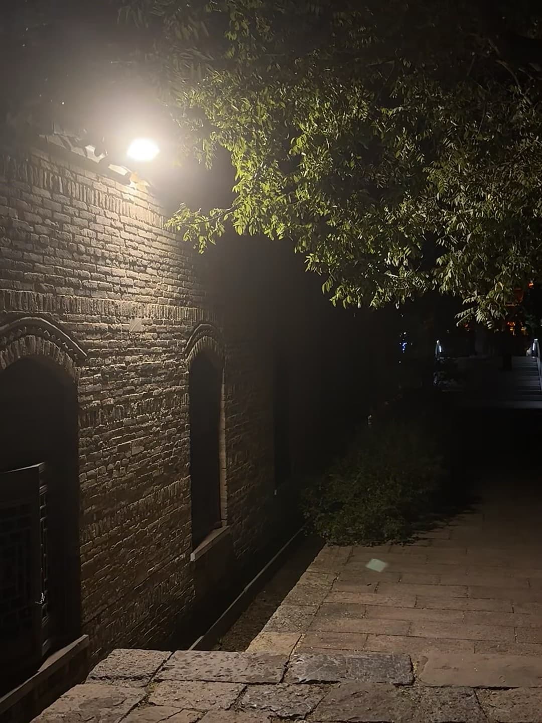 夜巡老城角，路灯把砖墙照成琥珀色 🌃封面图