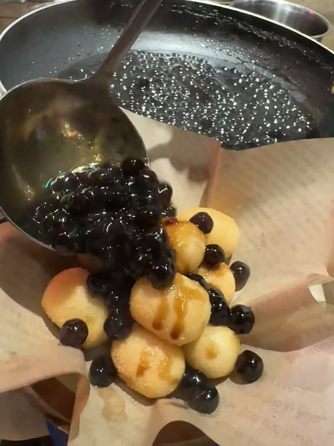今天在街角小馆子偷吃了一盘‘黑珍珠’甜点，金黄小团子配焦糖蓝莓酱，太上头了封面图