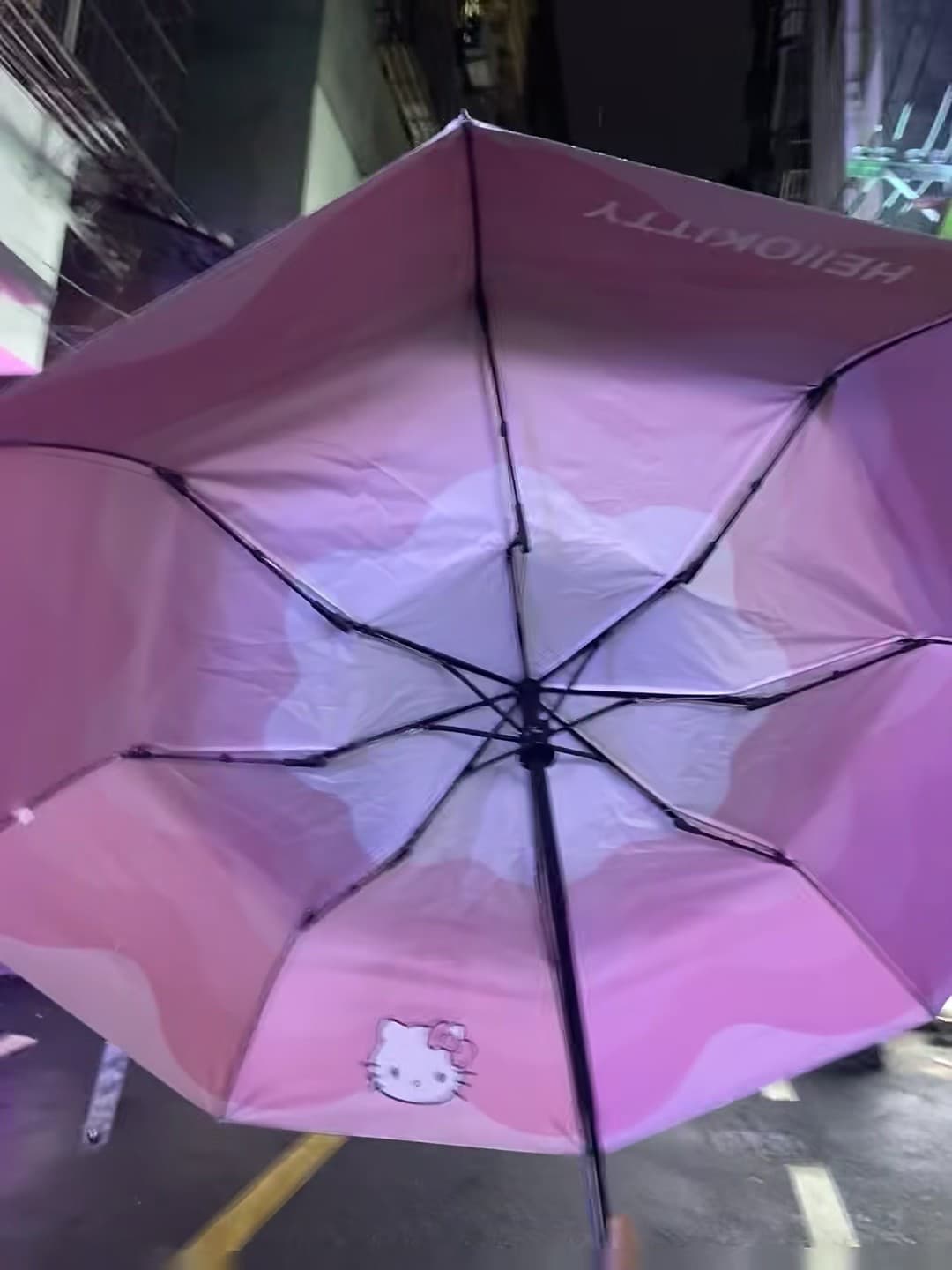 雨天撑开Hello Kitty的瞬间，突然觉得这把伞比地铁站口那家便利店的热可可还治愈封面图