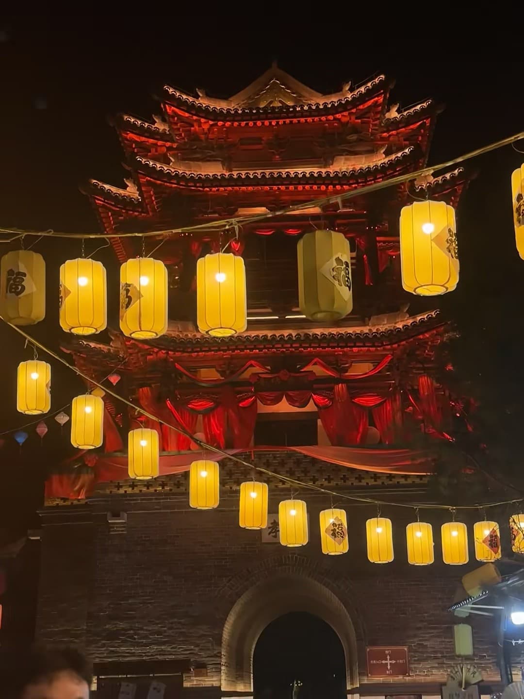 夜市突然被古塔点亮了…在Old Town街角偶遇的中式灯笼雨封面图