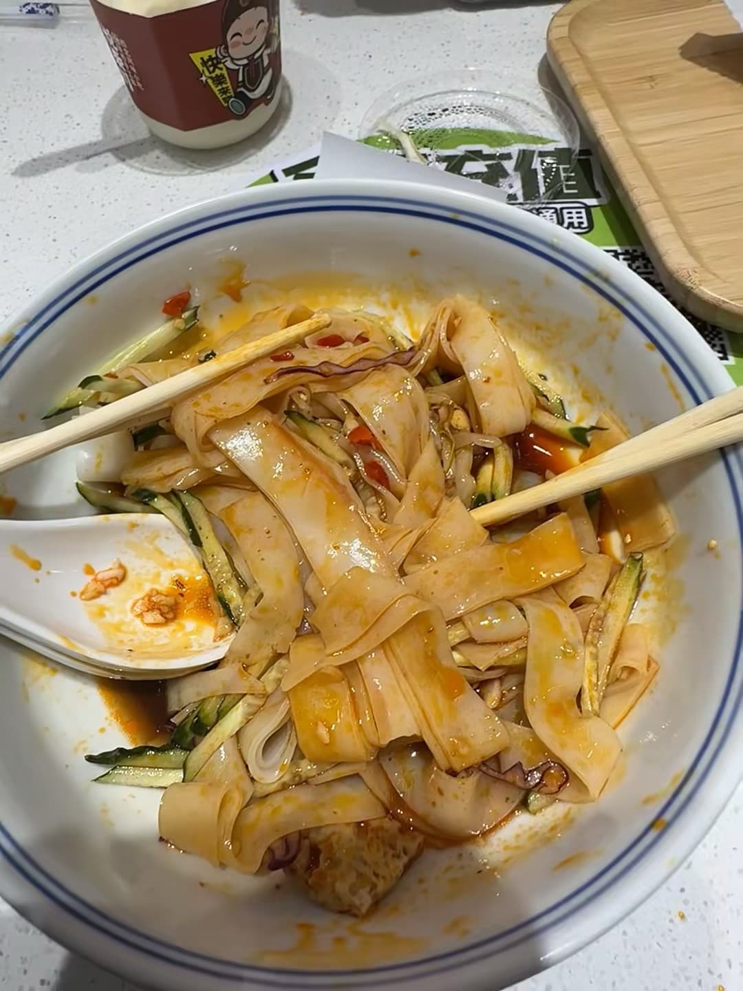 在街角小馆子吃到的‘半碗’凉皮，辣到打嗝但停不下筷子 🌶️封面图