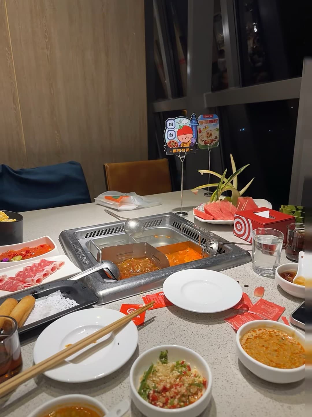 今晚的火锅局,锅底是番茄+麻辣双拼,配西瓜解辣~封面图