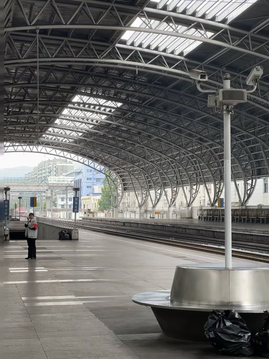 雨天车站的静默时刻|通勤路上突然被这顶钢架治愈了封面图