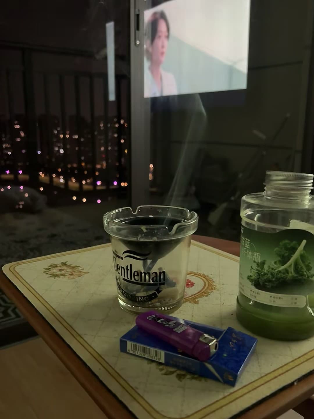 深夜小酌时刻｜玻璃杯里飘着烟，窗外是整座城的星星封面图