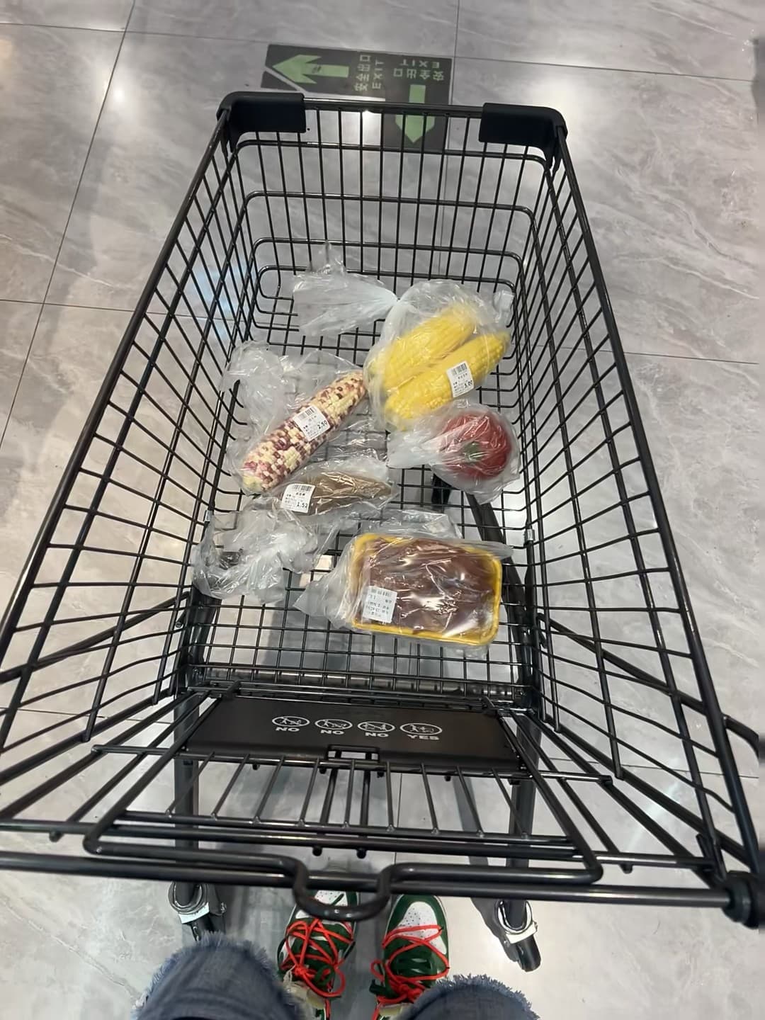 超市推车里塞满了玉米和苹果，今天在Whole Foods买菜像开盲盒封面图