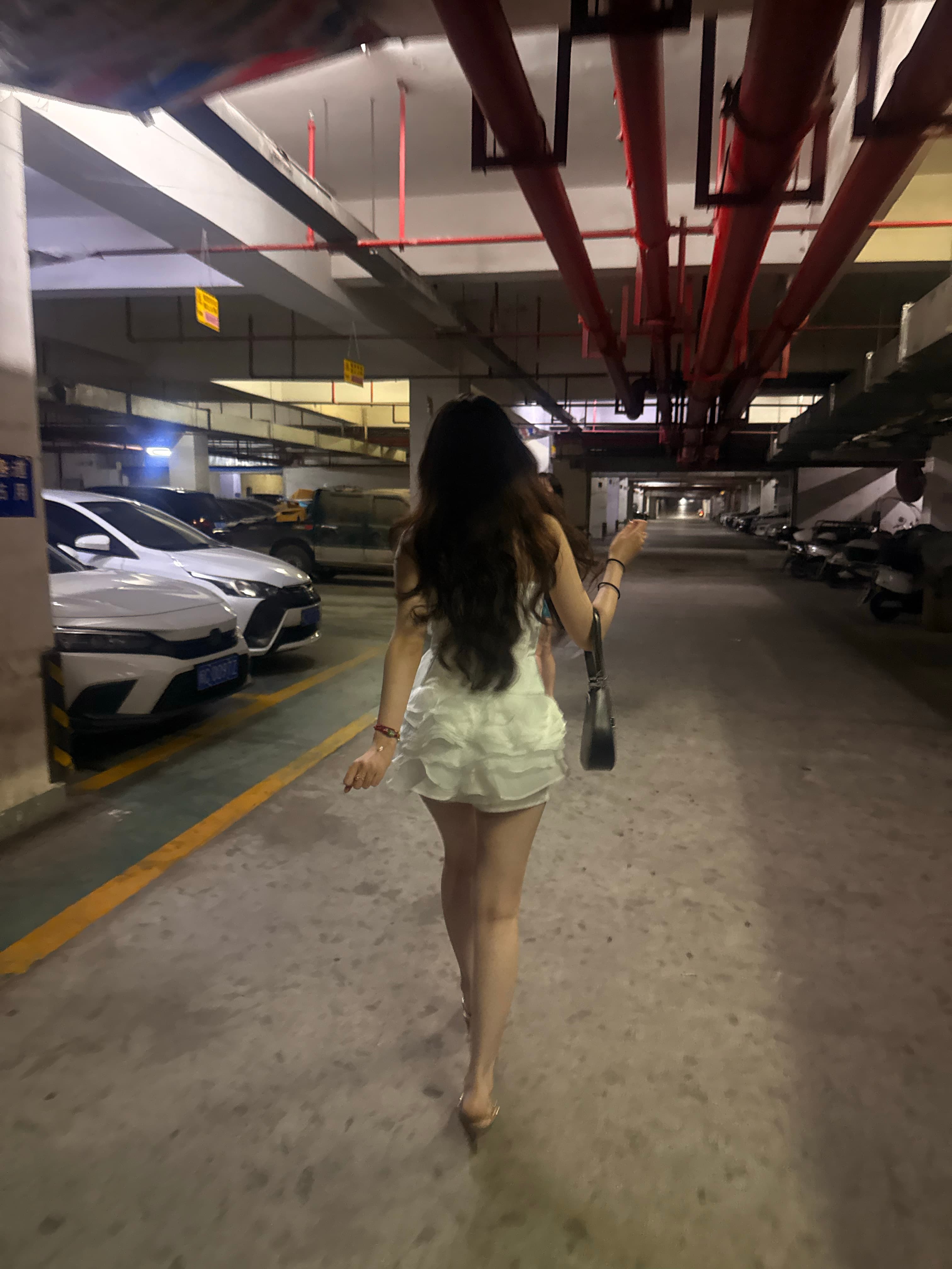 地下车库穿白裙走路像逃出电影场景？
（不是，是刚从超市拎完菜回家）封面图