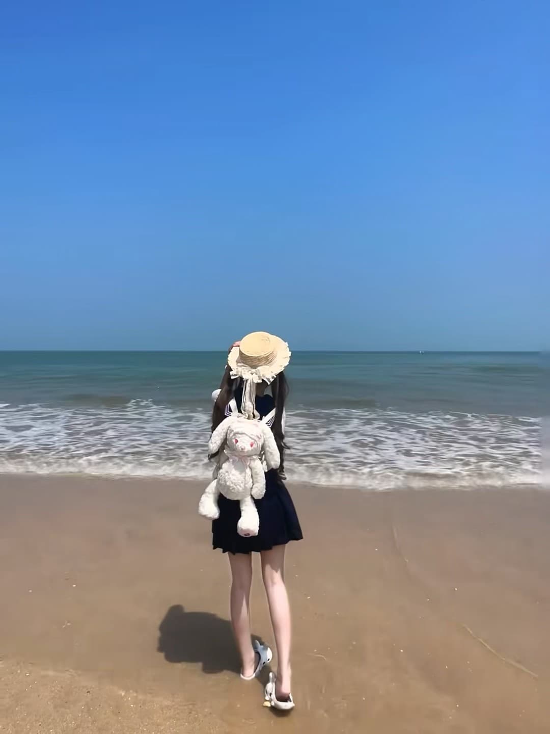 海边突然被海风掀飞帽子…但兔子背带稳住了！封面图