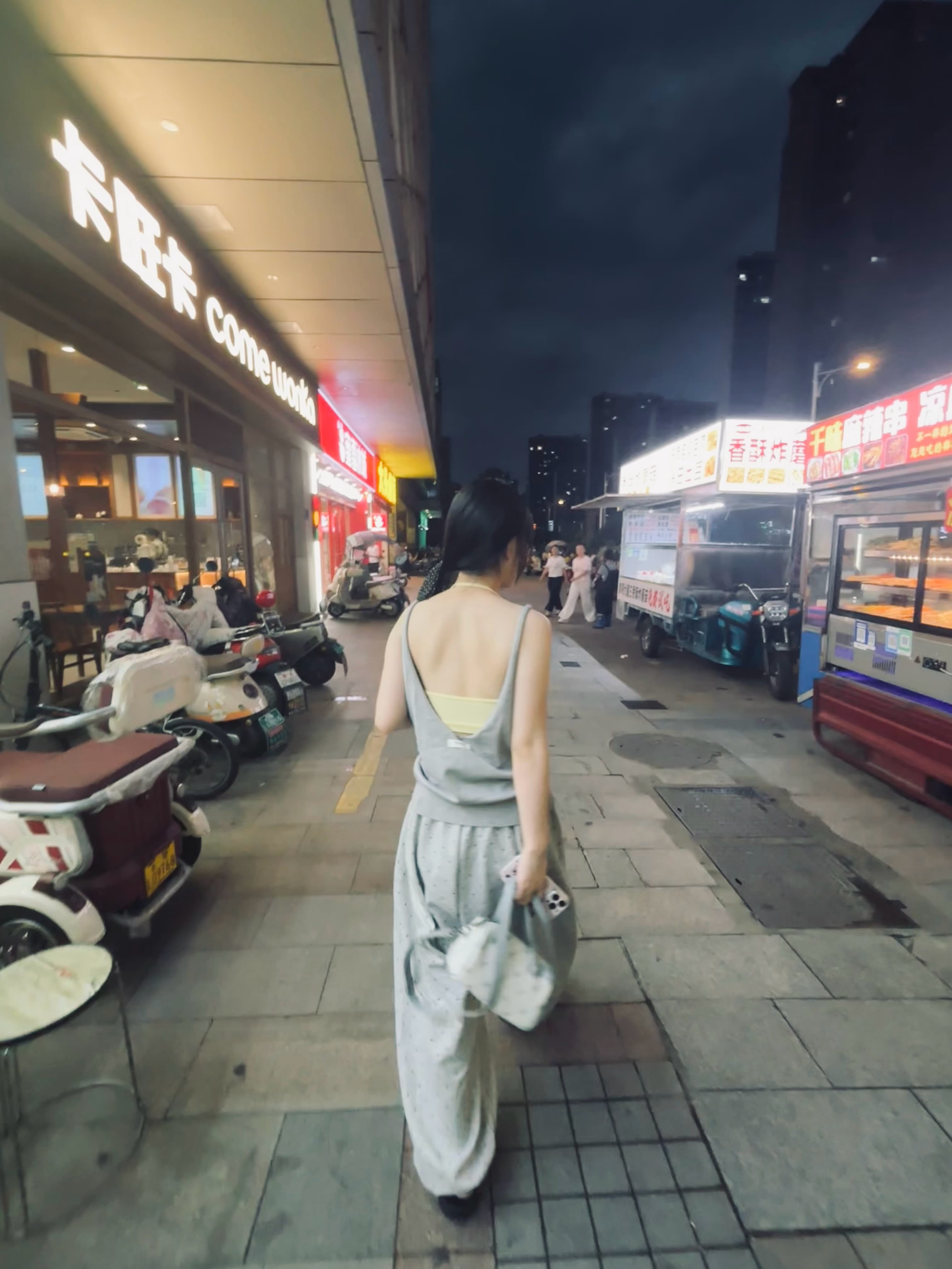 傍晚遛弯路过街角，灰蓝套装配黄吊带，像把夏天偷偷藏进秋天里封面图