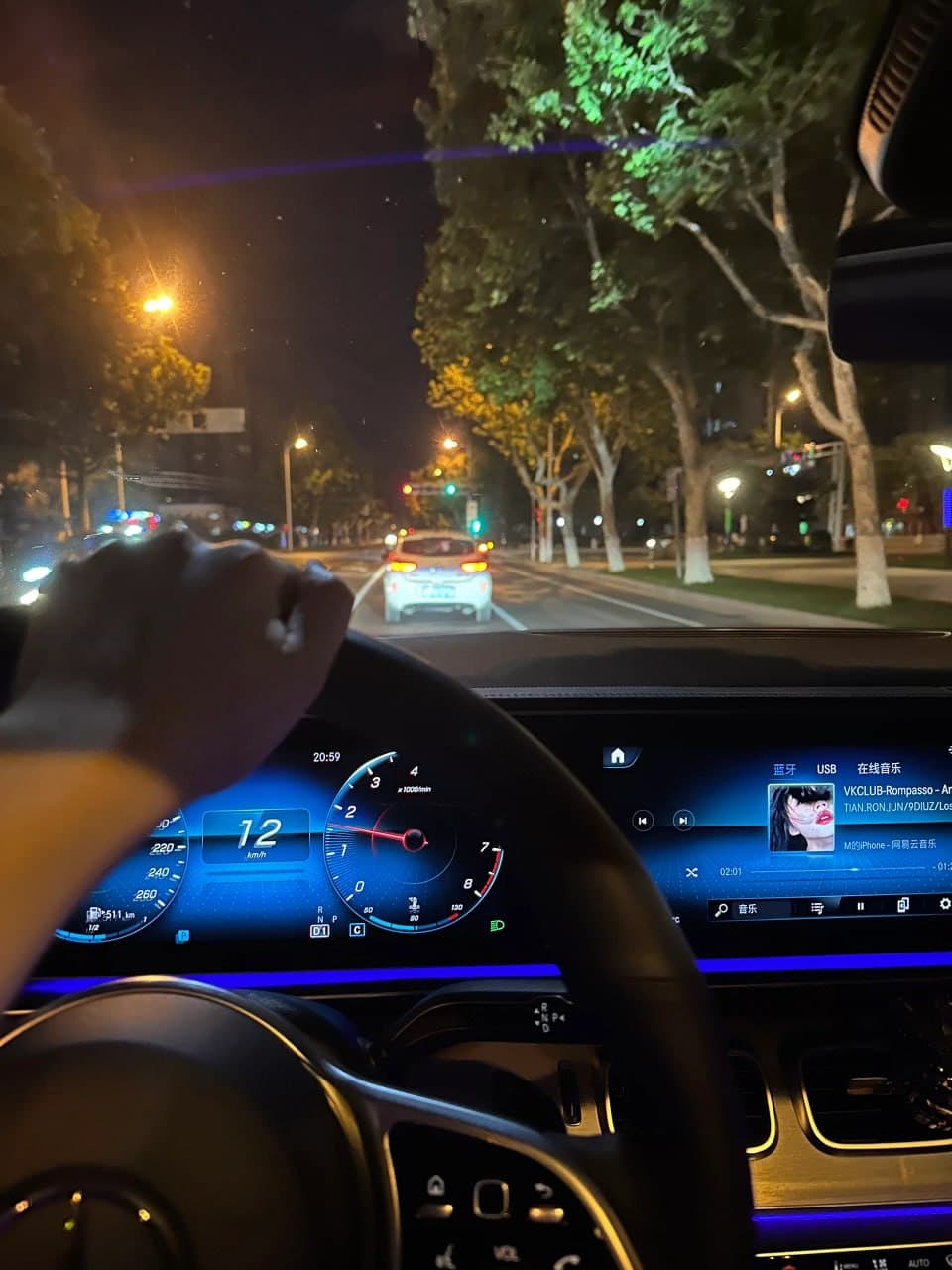 夜路开车的12km/h，不是堵车是我在等红灯变绿…封面图