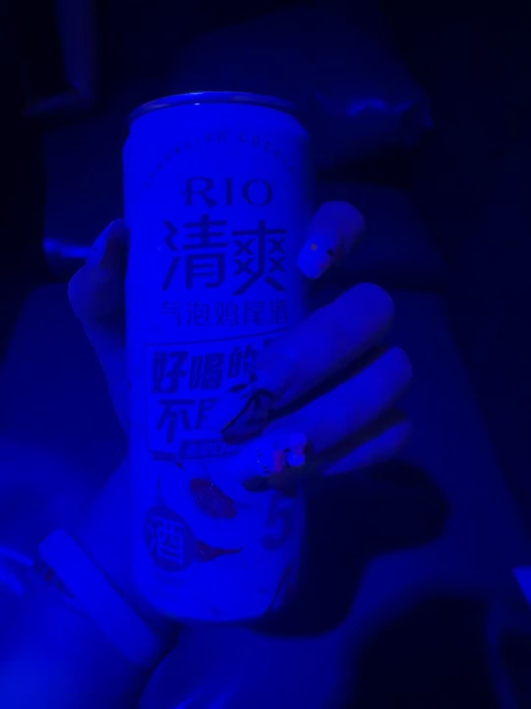 夜店蓝光下的RIO,今天在KTV唱到嗓子冒烟😅封面图