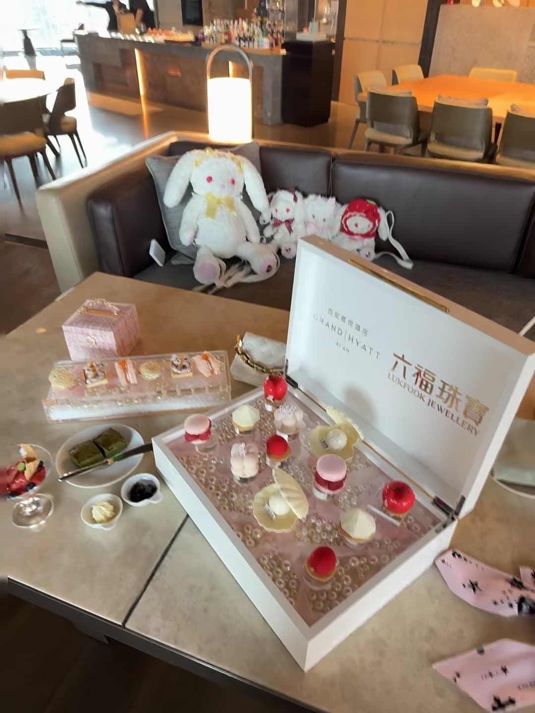 下午茶盒子打开瞬间：六福珠宝×酒店联名？谁懂这波精致暴击封面图